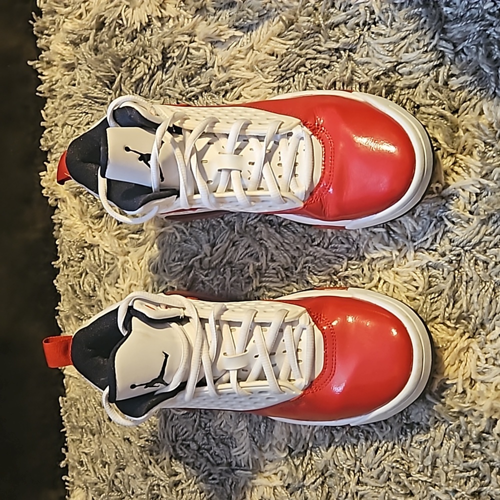 Boys Jordan's Maxin 200 size 5.5